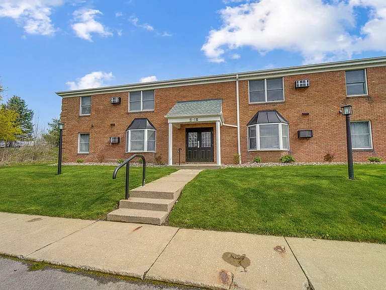 Chardon Place Apartments and Townhomes — Photo 10