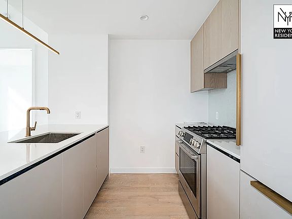 2nd image of 3 Court Sq APT 6010