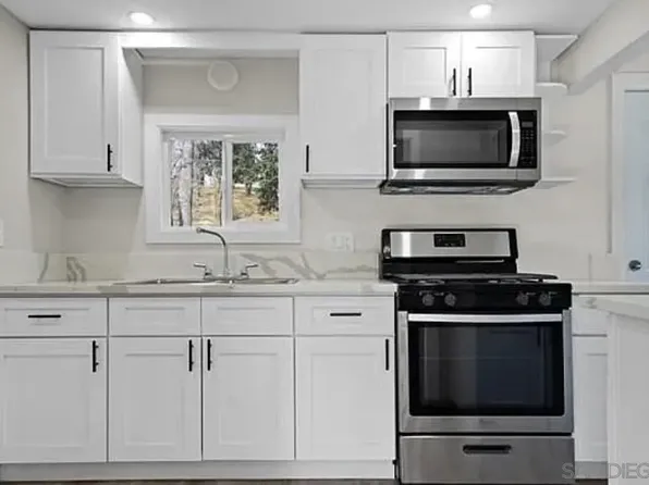 201 Hill Side Spur, Cedar Glen, CA 92321