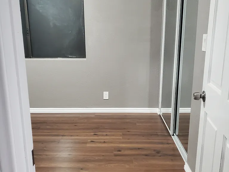 902 N Pass Ave — Photo 34