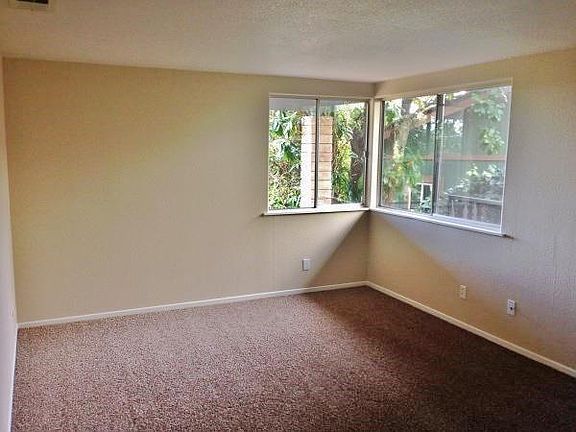 5th image of 883 Windsor Way #B