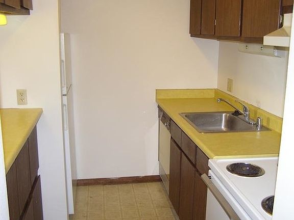 5th image of 302 Mill St