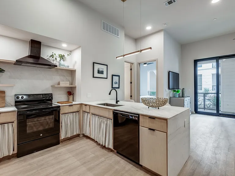 515 W 10th St — Photo 1