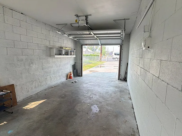 2410 Englewood Ave — Photo 32