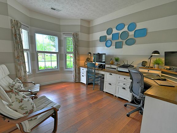 Spacious office w/bay window