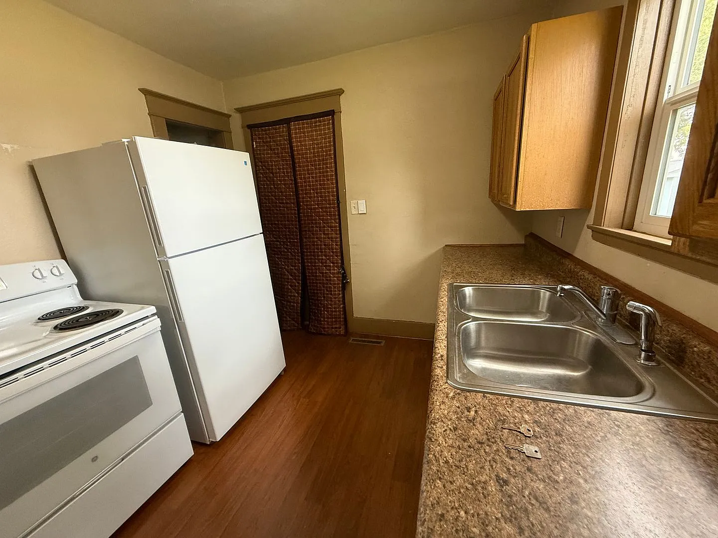 3 Bed 1 Bath + Bonus Room and Yard — Photo 3