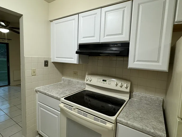 1702 W Victoria Dr #103 — Photo 4