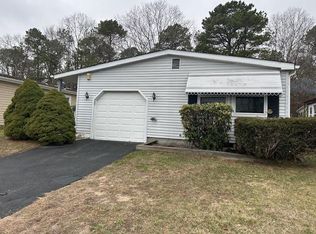 61 Village Cir W, Manorville, NY 11949