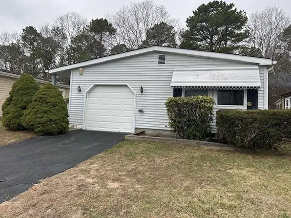 61 Village Circle W, Manorville, NY 11949