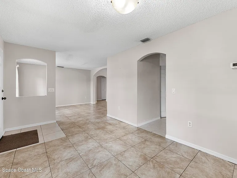 1324 Mandys Ct — Photo 4