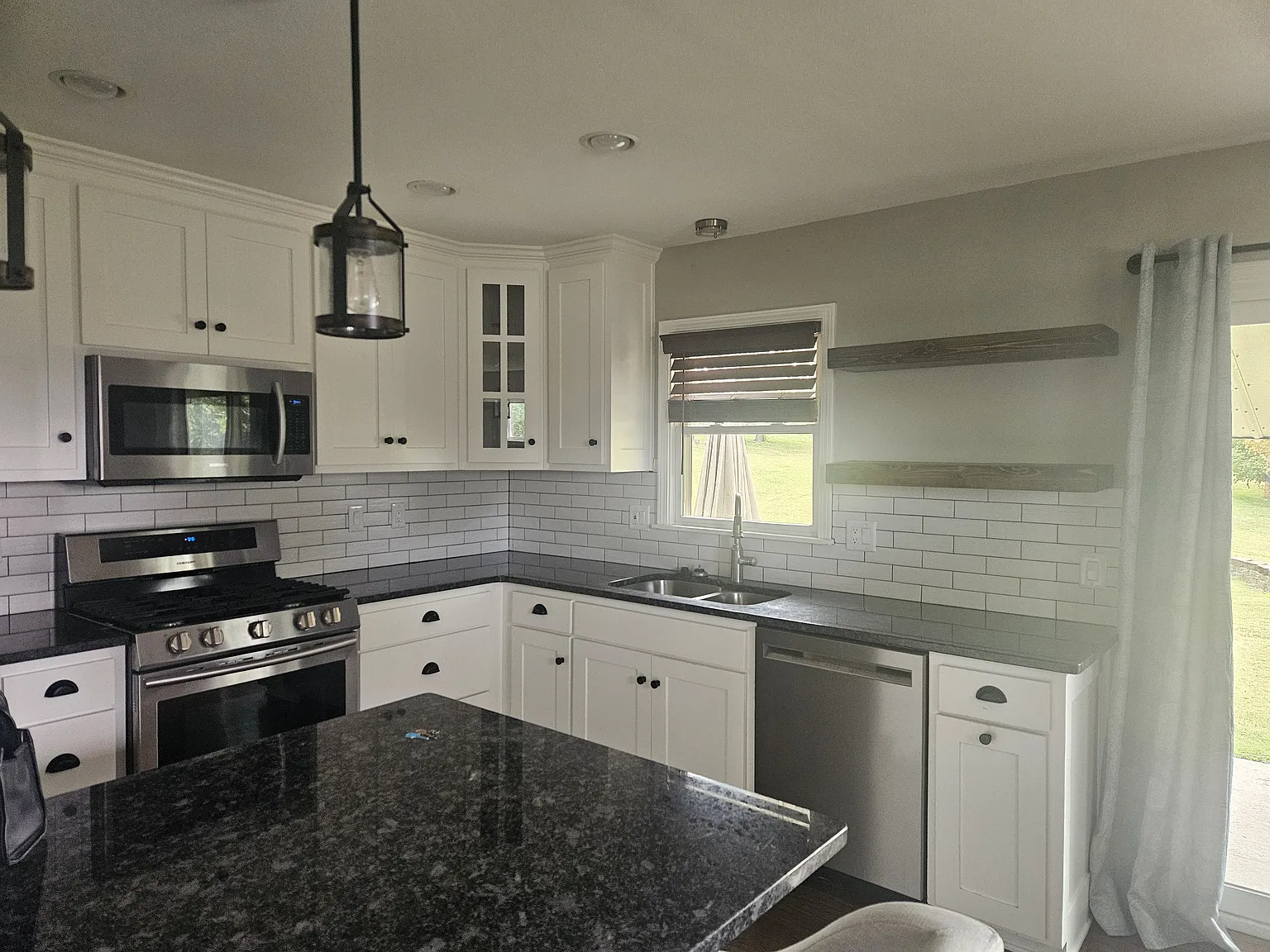 3 bed, 1.5 bath, 1074 sqft, $1,900 — Photo 2