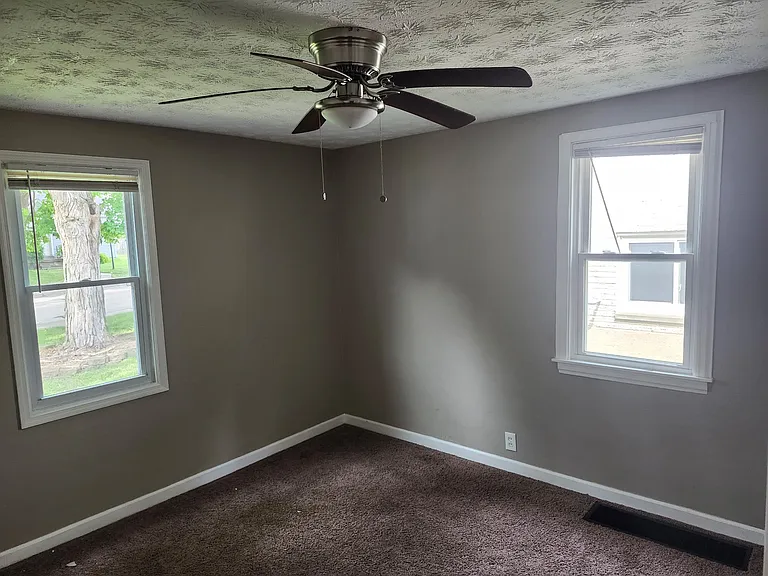 1424 Elmdale Dr — Photo 4