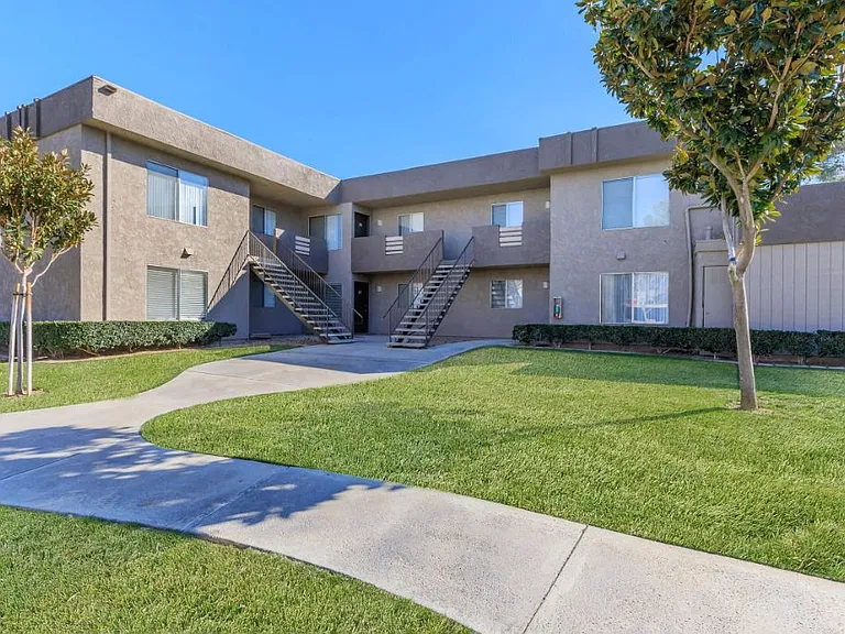 Sunset View Apartments — Photo 27