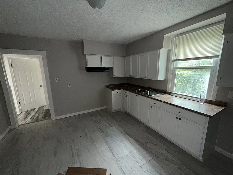 1057 College St — Photo 9