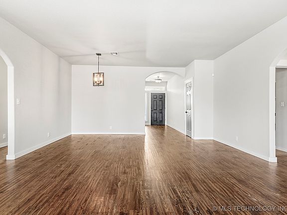 5th image of 510 S 50th Pl