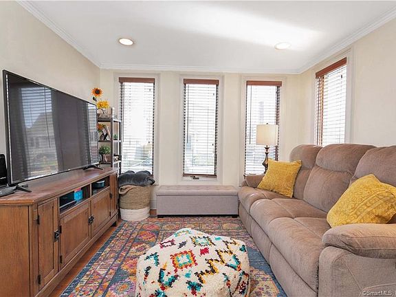 3rd image of 185 King St