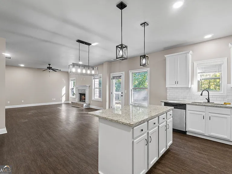 475 Louise Way — Photo 13