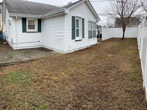 5th image of 221 Dayton Ave