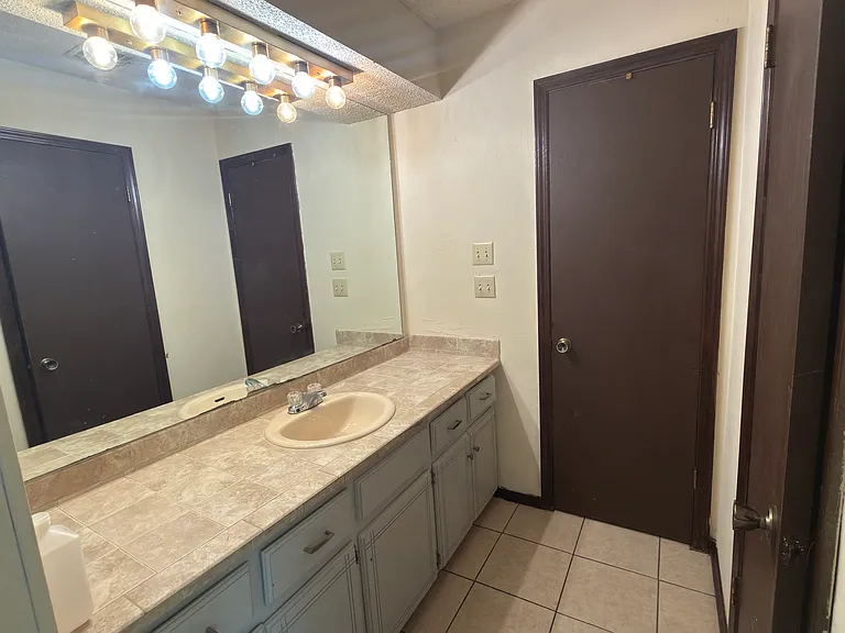 2531 W Hefner Rd — Photo 9