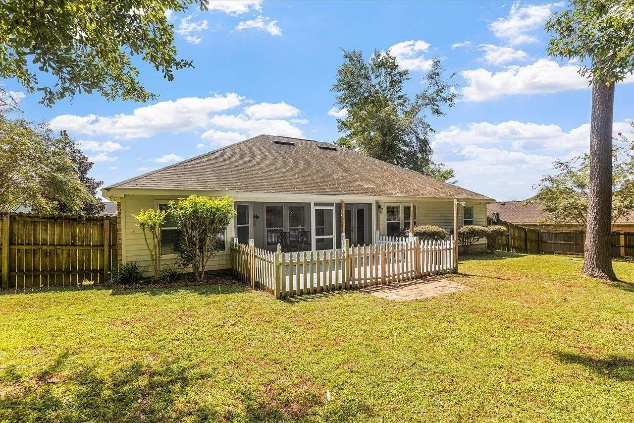 3 bed, 2.0 bath, 1987 sqft, $2,800 — Photo 1