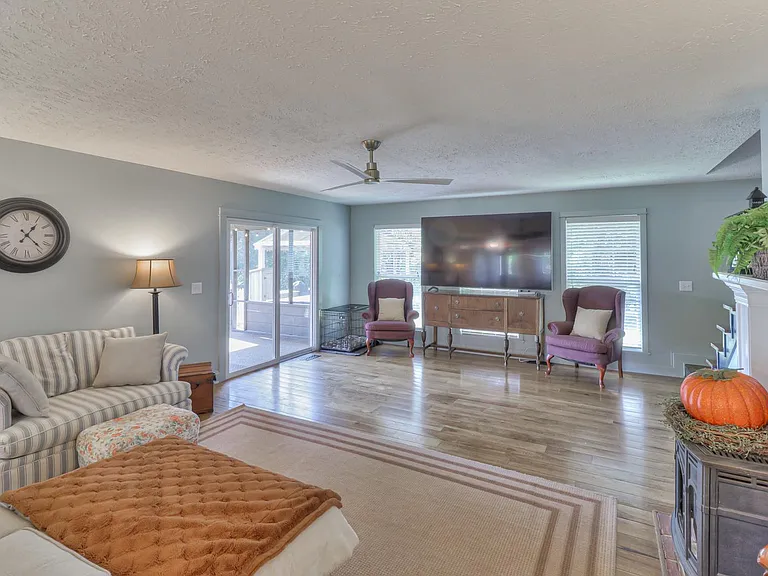 1236 Hunters Point Ln — Photo 23