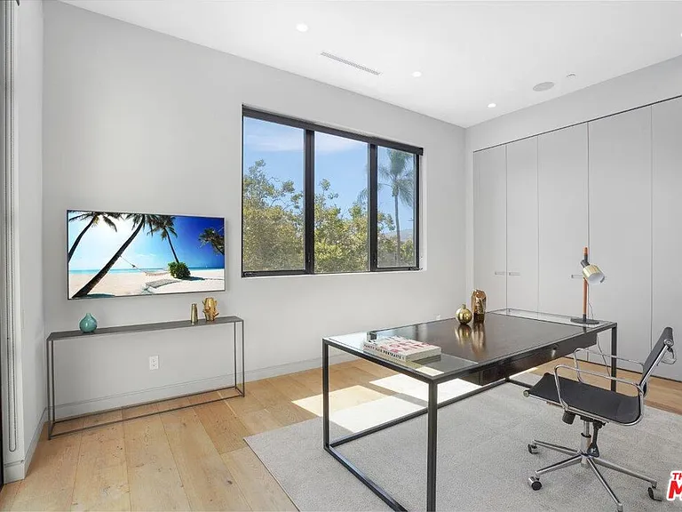 346 N Kings Rd — Photo 23
