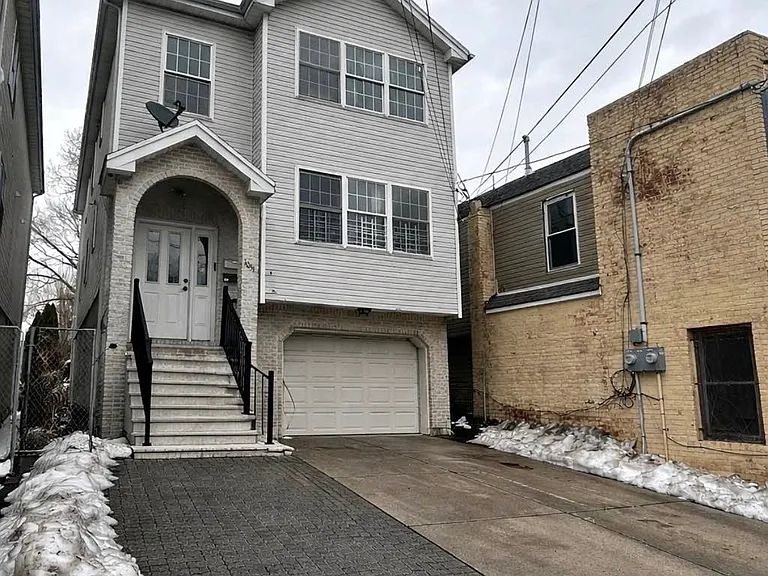 1031 E Grand St #1 — Photo 5