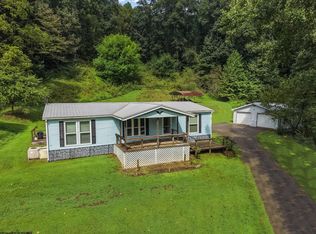 75 Hunters Pen Dr, Weston, WV 26452