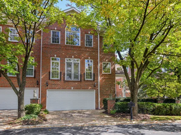 221 Campbell Ct, Geneva, IL 60134