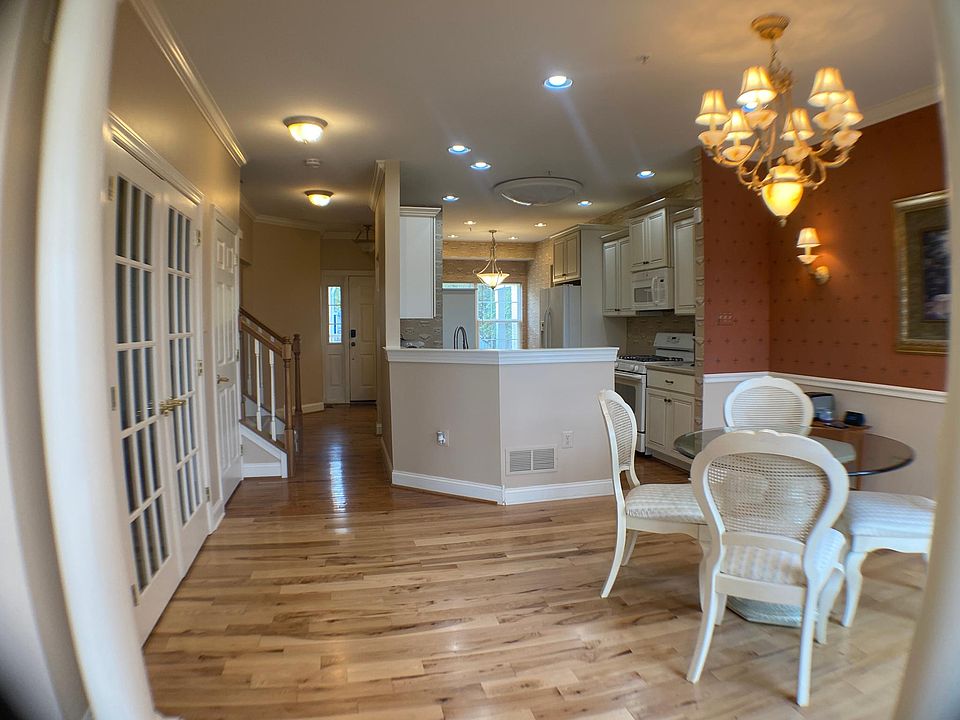 1st image of 5 Lincoln Dr