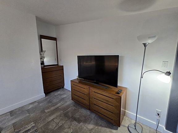 5th image of 947 Forestdale Ave