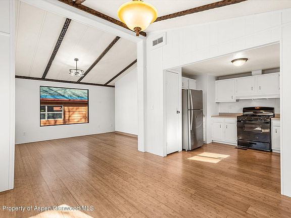 4th image of 219 Cottonwood Ln