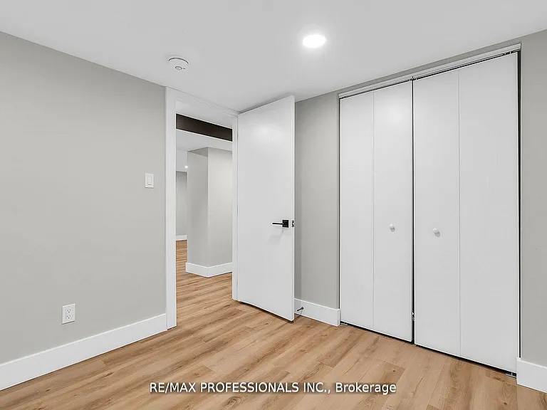 139 Byron Ave #LOWER — Photo 12