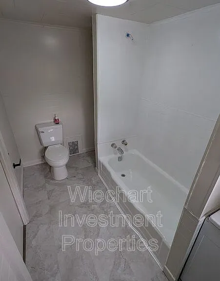 1028 W Wayne St — Photo 8