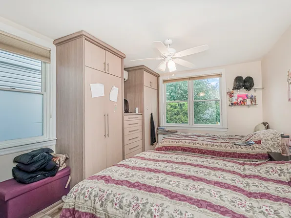 33 Manhattan Court image 16 of 32