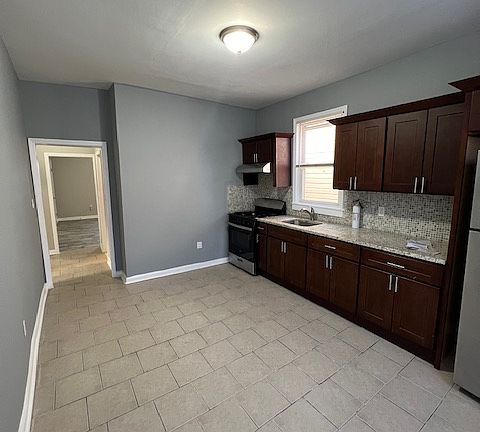 2nd image of 205 N 15th St #3