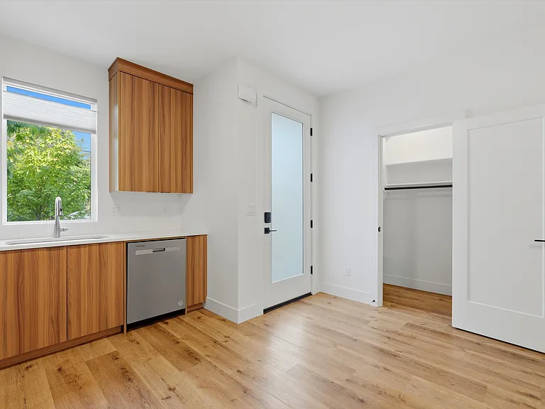 5221 N Maryland Ave — Photo 7