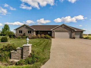 8423 Southern Hills Ct, Dubuque, IA 52003