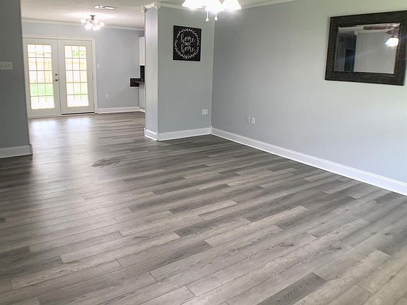 3rd image of 109 Honeysuckle Dr