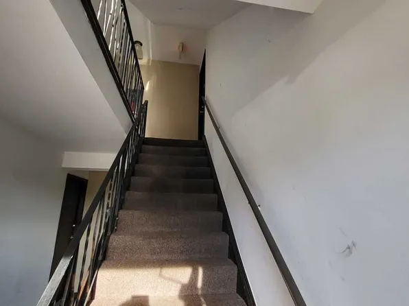 197 Gregory St APT 7, Aurora, IL 60504