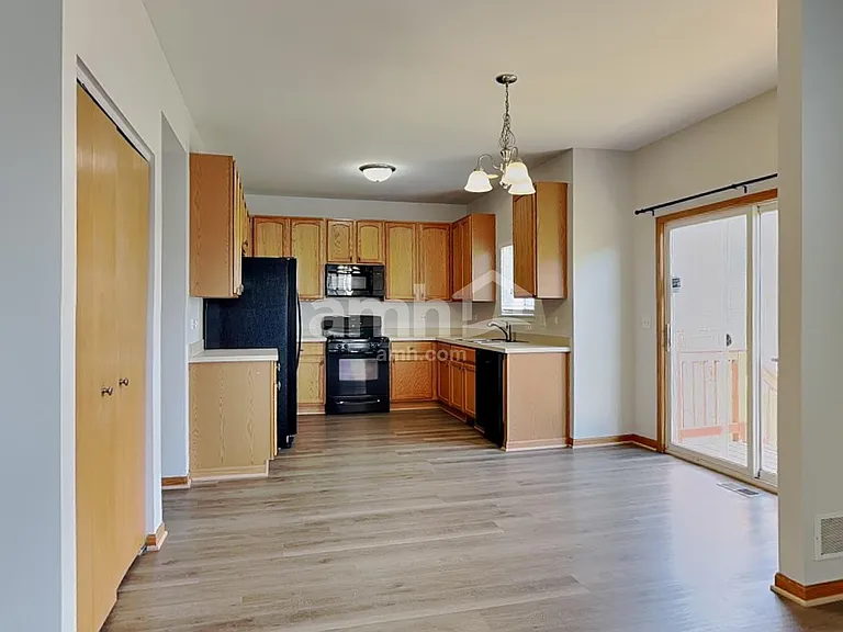 1204 Stonecrop Ln — Photo 3
