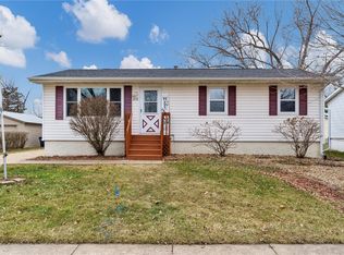 375 Daws Rd, Hiawatha, IA 52233