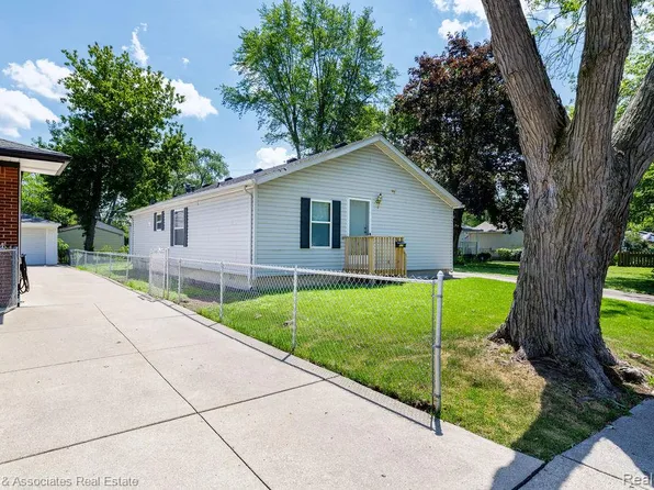 4995 Croissant St, Dearborn Heights, MI 48125