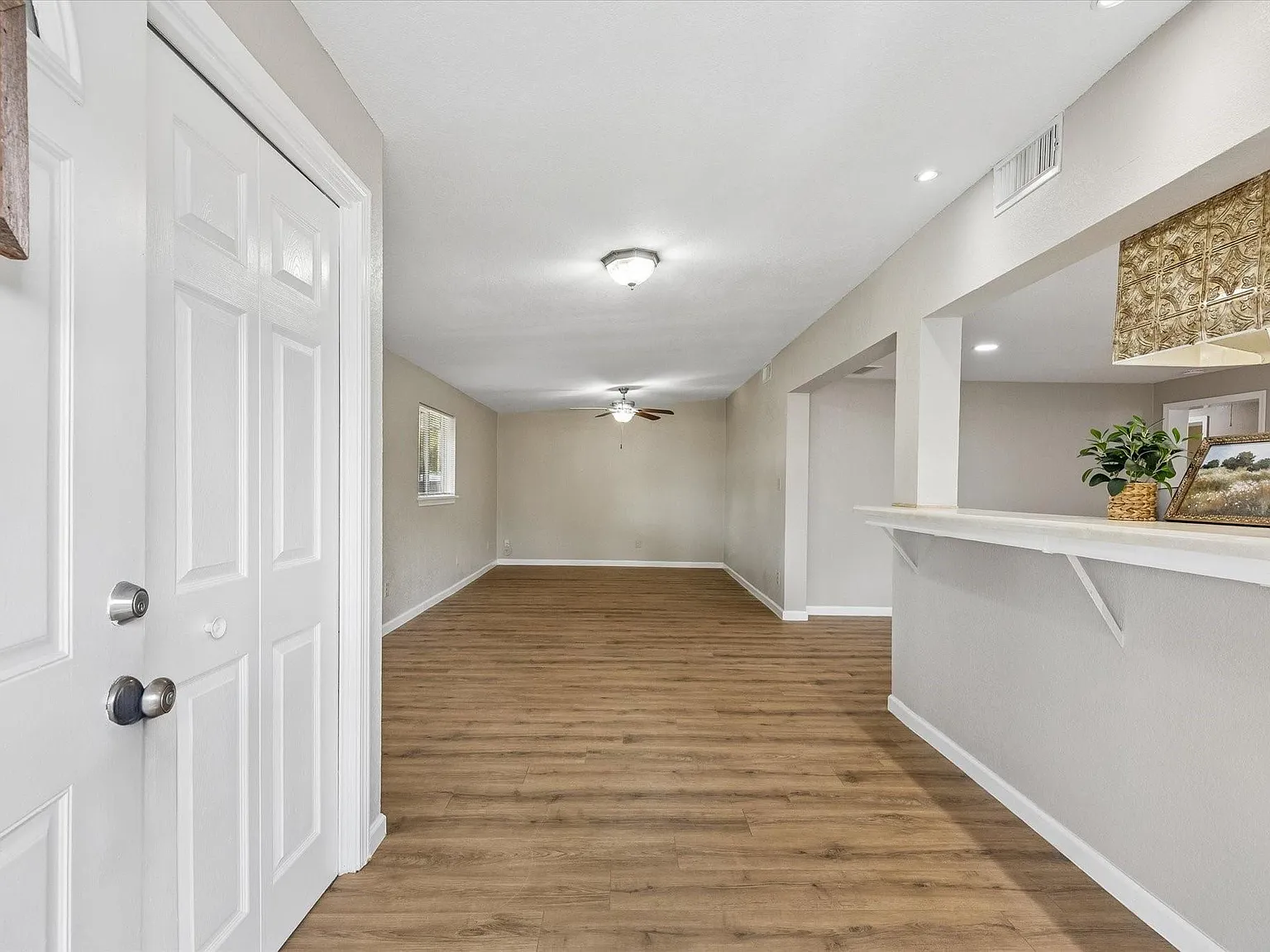3 bed, 2.0 bath, 1395 sqft, $2,050 — Photo 2