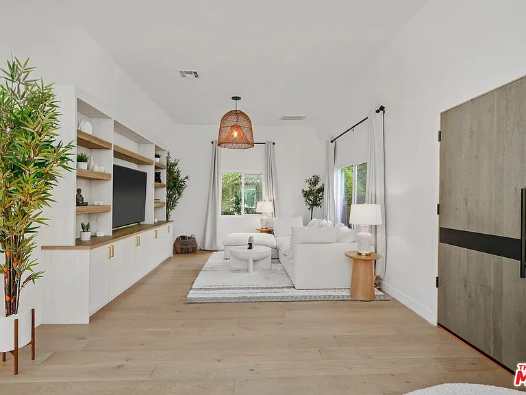 1155 S Rimpau Blvd — Photo 8