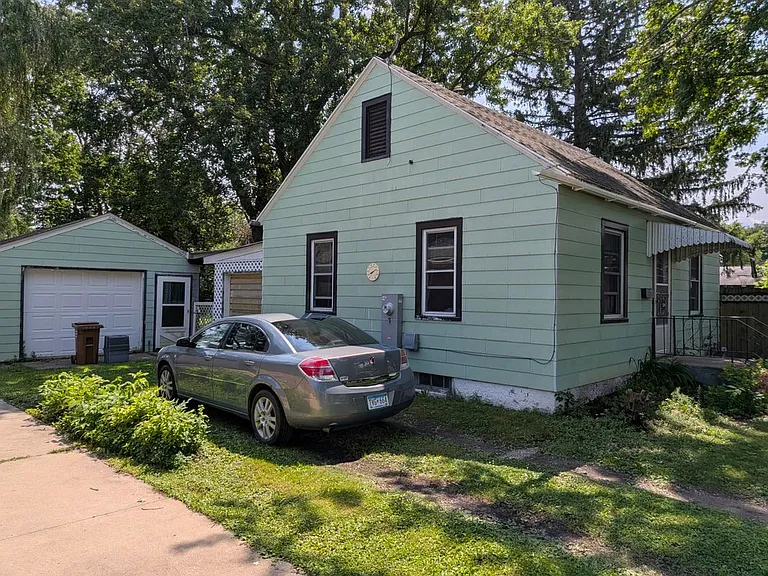 504 12th St NE — Photo 3