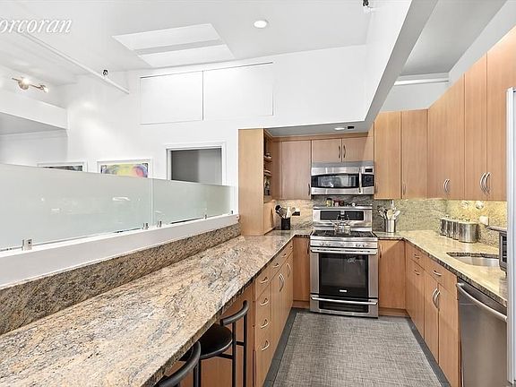 5th image of 117 W 17th St
