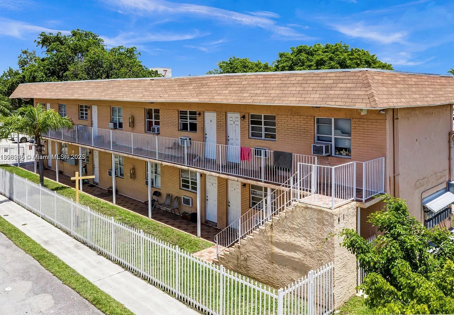 2 bed, 1.0 bath, 800 sqft, $1,800 — Photo 1