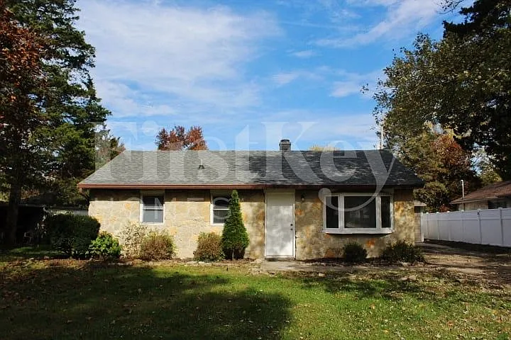 3 bed, 2.0 bath, 1387 sqft, $2,015 — Photo 2