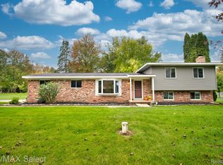 6242 Meadowwood Ln, Grand Blanc, MI 48439